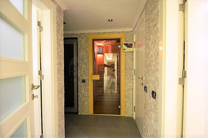 فيلا مستقلة مكونة من ثلاث طوابق مؤثثة بالكامل