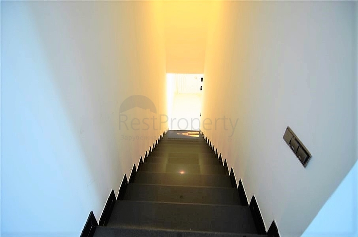 فيلا مستقلة مكونة من ثلاث طوابق مؤثثة بالكامل