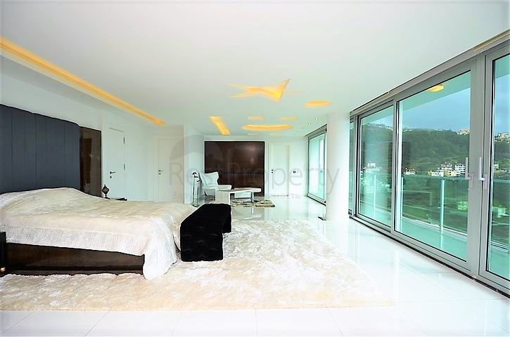 فيلا مستقلة مكونة من ثلاث طوابق مؤثثة بالكامل