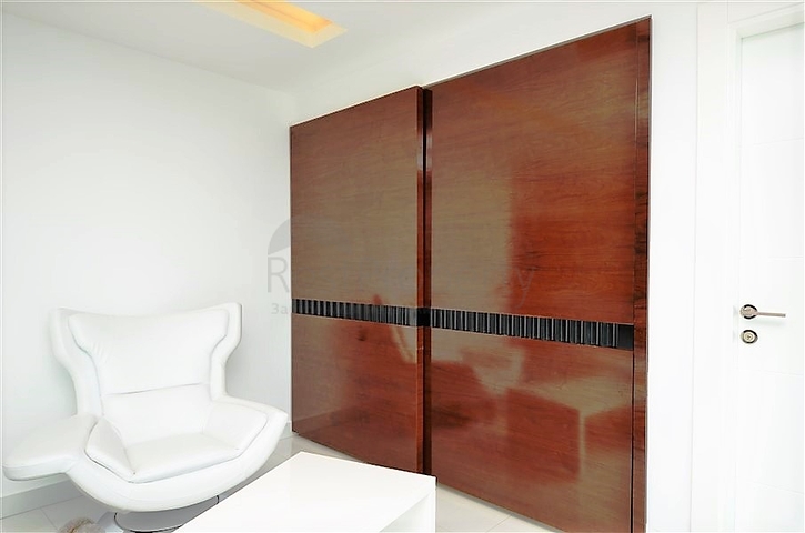 فيلا مستقلة مكونة من ثلاث طوابق مؤثثة بالكامل