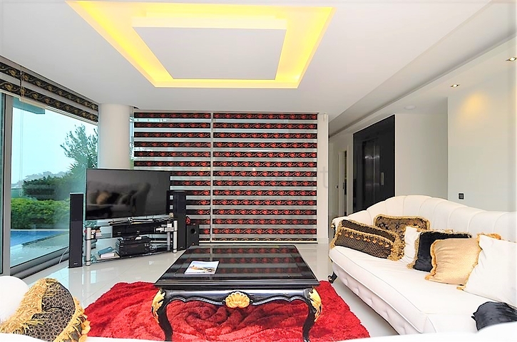 فيلا مستقلة مكونة من ثلاث طوابق مؤثثة بالكامل