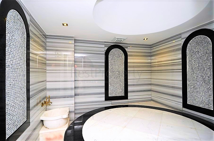 فيلا مستقلة مكونة من ثلاث طوابق مؤثثة بالكامل