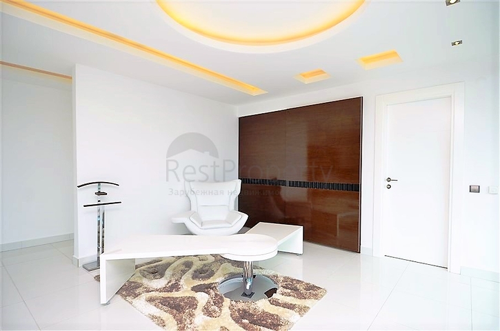 فيلا مستقلة مكونة من ثلاث طوابق مؤثثة بالكامل