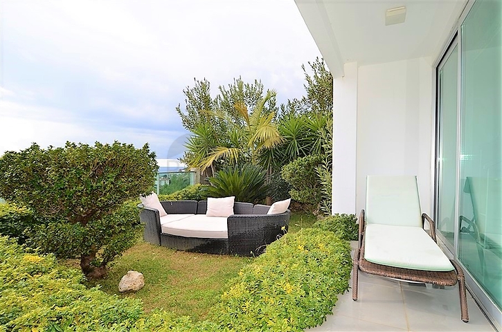 فيلا مستقلة مكونة من ثلاث طوابق مؤثثة بالكامل