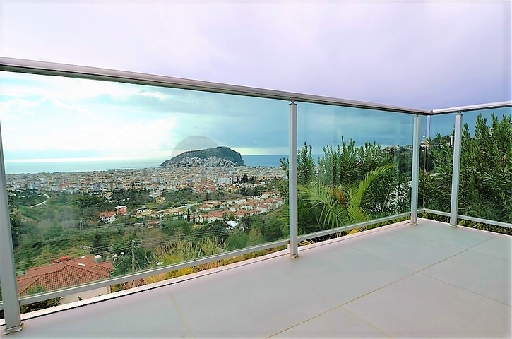 فيلا مستقلة مكونة من ثلاث طوابق مؤثثة بالكامل