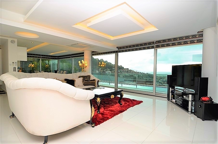 فيلا مستقلة مكونة من ثلاث طوابق مؤثثة بالكامل