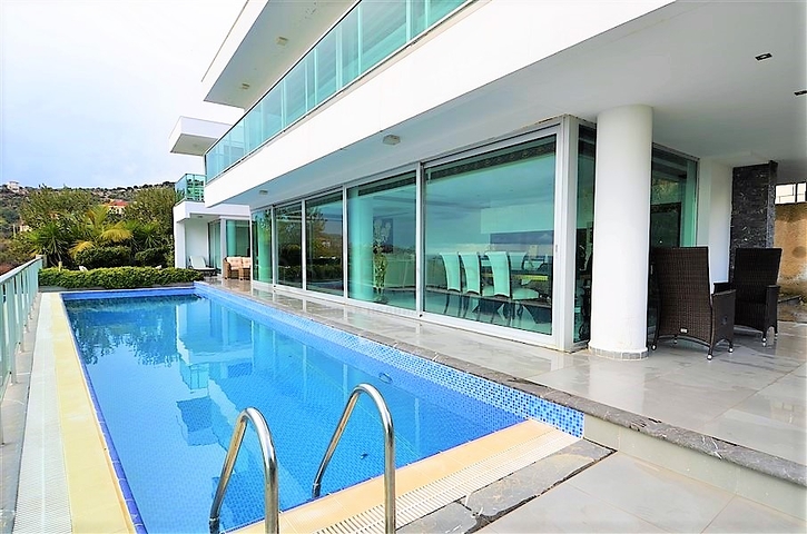 فيلا مستقلة مكونة من ثلاث طوابق مؤثثة بالكامل