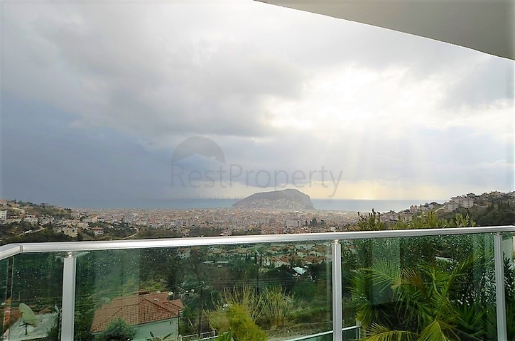 فيلا مستقلة مكونة من ثلاث طوابق مؤثثة بالكامل