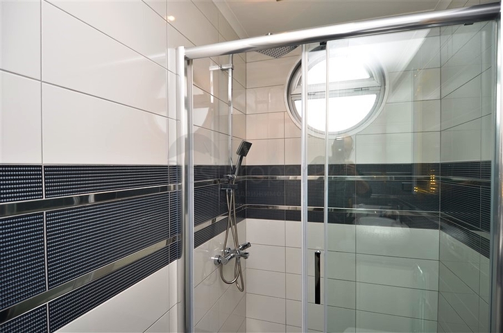 فيلا مستقلة مكونة من ثلاث طوابق مؤثثة بالكامل