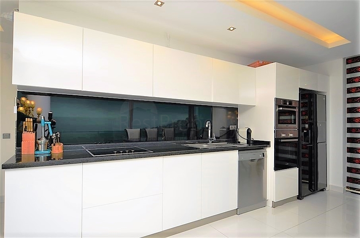 فيلا مستقلة مكونة من ثلاث طوابق مؤثثة بالكامل