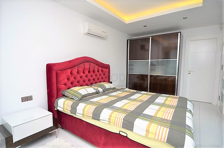 فيلا مستقلة مكونة من ثلاث طوابق مؤثثة بالكامل