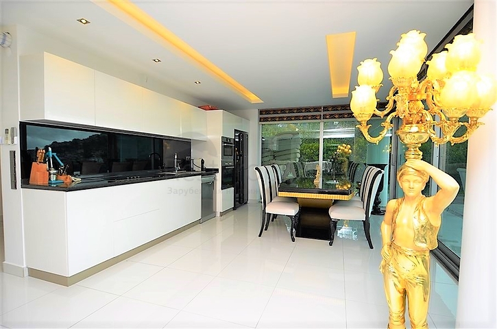 فيلا مستقلة مكونة من ثلاث طوابق مؤثثة بالكامل