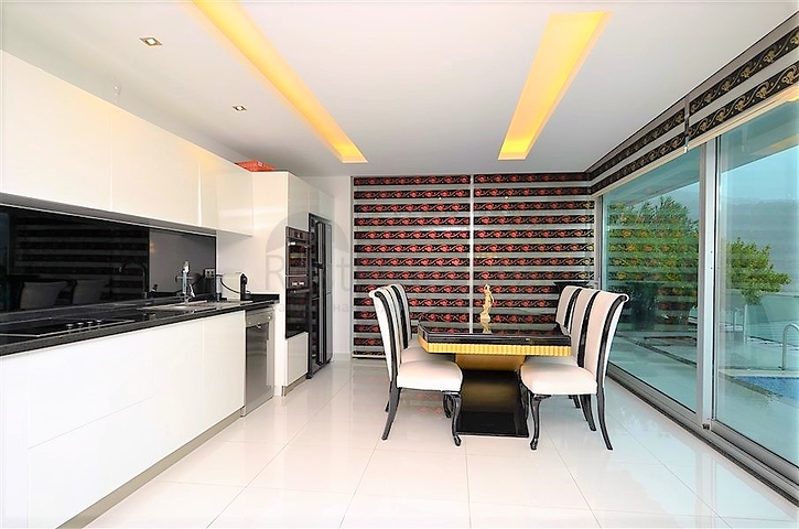 فيلا مستقلة مكونة من ثلاث طوابق مؤثثة بالكامل