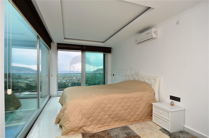 فيلا مستقلة مكونة من ثلاث طوابق مؤثثة بالكامل