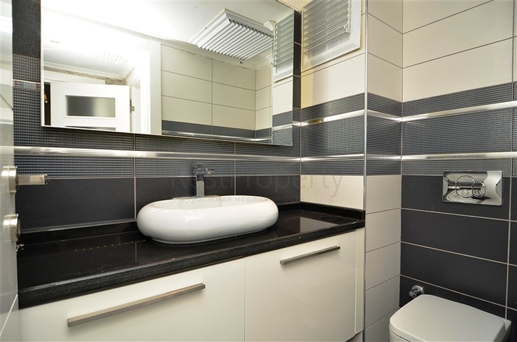 فيلا مستقلة مكونة من ثلاث طوابق مؤثثة بالكامل