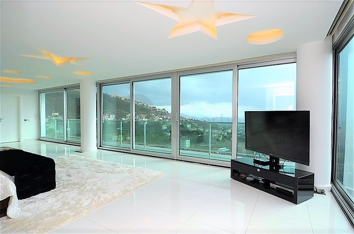 فيلا مستقلة مكونة من ثلاث طوابق مؤثثة بالكامل