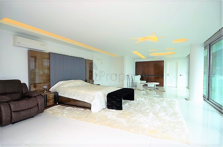 فيلا مستقلة مكونة من ثلاث طوابق مؤثثة بالكامل