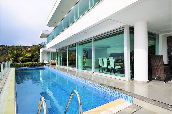 فيلا مستقلة مكونة من ثلاث طوابق مؤثثة بالكامل