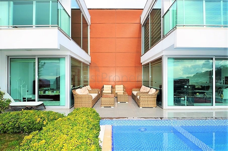 فيلا مستقلة مكونة من ثلاث طوابق مؤثثة بالكامل