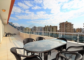 بنتهاوس مفروشة بتصميم ثلاث غرف وصالة ضمن مجمع حديث في مهموتلار / الانيا 