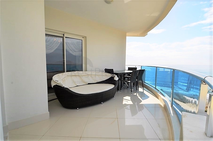 غرفتين وصالة فاخرة في اول صف على البحر ضمن مهموتلار / الانيا 