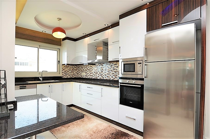 غرفتين وصالة فاخرة في اول صف على البحر ضمن مهموتلار / الانيا 