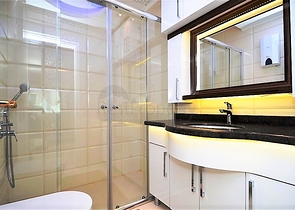 غرفتين وصالة فاخرة في اول صف على البحر ضمن مهموتلار / الانيا 