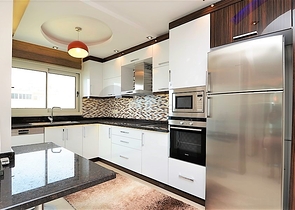 غرفتين وصالة فاخرة في اول صف على البحر ضمن مهموتلار / الانيا 