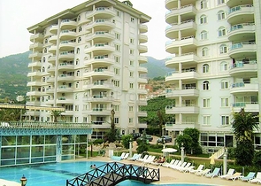 سعر مخفض - شقة ثلاث غرف وصالة ضمن مجمع  سكني في جيكجلي / الانيا 