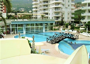 سعر مخفض - شقة ثلاث غرف وصالة ضمن مجمع  سكني في جيكجلي / الانيا 