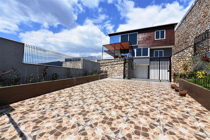 فيلا على تلة جبلية وسط الانيا 