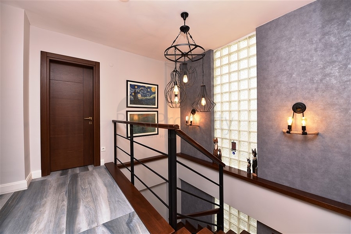 فيلا على تلة جبلية وسط الانيا 