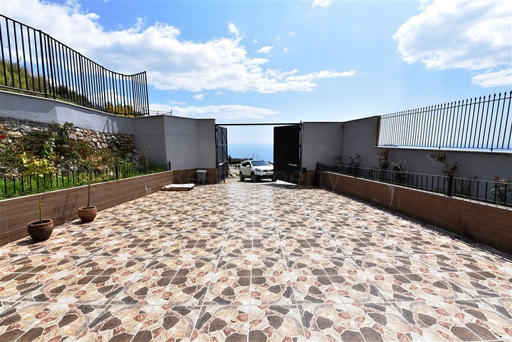 فيلا على تلة جبلية وسط الانيا 