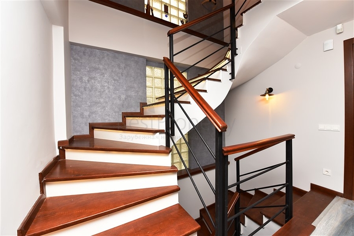 فيلا على تلة جبلية وسط الانيا 