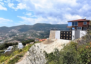 فيلا على تلة جبلية وسط الانيا 