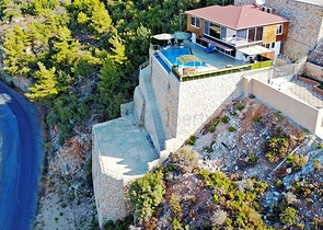 فيلا على تلة جبلية وسط الانيا 