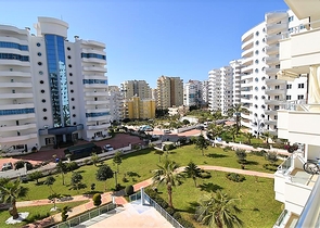 شقة واسعة من غرفتي نوم في مجمع مريح مع مساحات خضراء واسعة في محمودلار