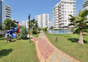 شقة واسعة من غرفتي نوم في مجمع مريح مع مساحات خضراء واسعة في محمودلار