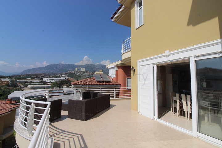 فيلا من طابقين بنموذج 1+4 في منطقة كارجي جاك