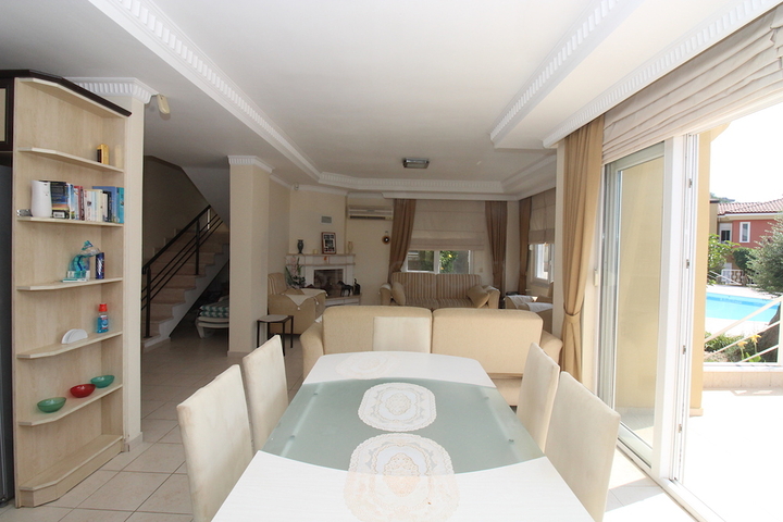 فيلا من طابقين بنموذج 1+4 في منطقة كارجي جاك