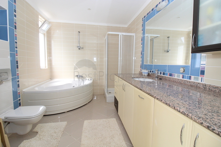 فيلا من طابقين بنموذج 1+4 في منطقة كارجي جاك