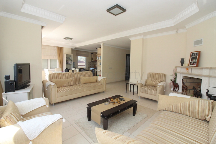 فيلا من طابقين بنموذج 1+4 في منطقة كارجي جاك