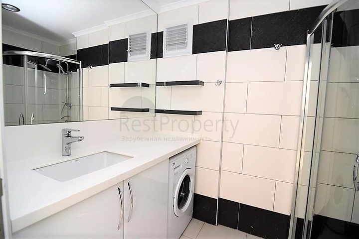 شقق ضمن مجمع سكني حديث في منطقة كاستل الراقية