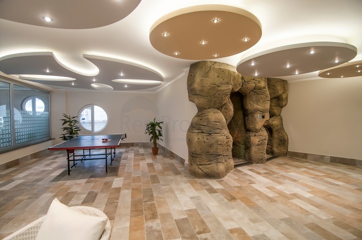 شقق ضمن مجمع سكني حديث في منطقة كاستل الراقية