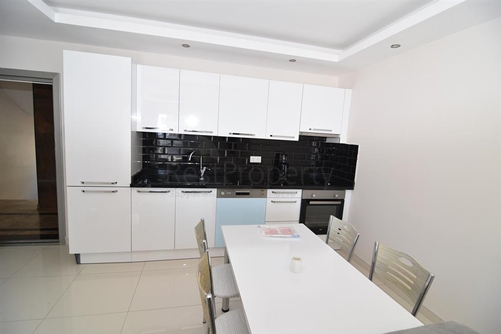 شقق ضمن مجمع سكني حديث في منطقة كاستل الراقية