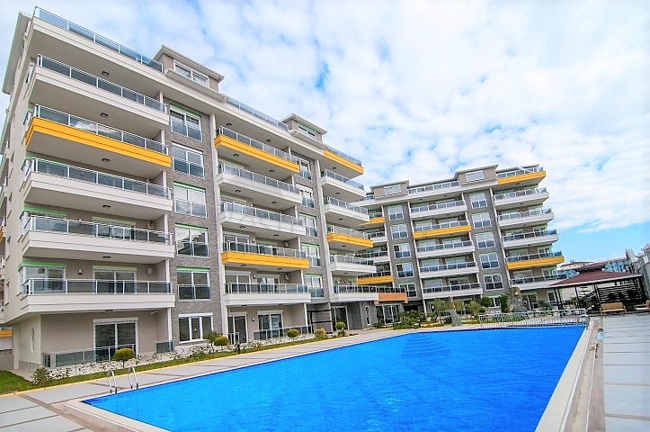 شقق ضمن مجمع سكني حديث في منطقة كاستل الراقية