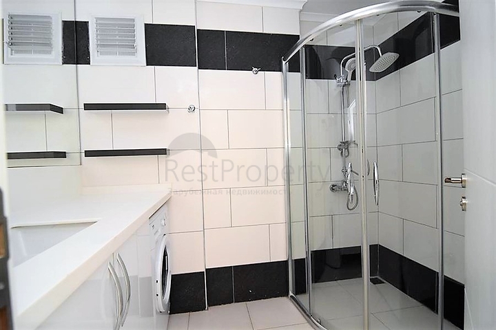 شقق ضمن مجمع سكني حديث في منطقة كاستل الراقية