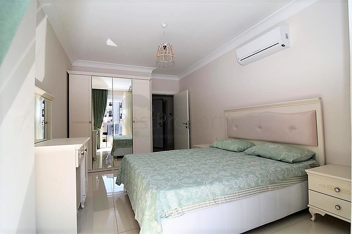 شقق ضمن مجمع سكني حديث في منطقة كاستل الراقية