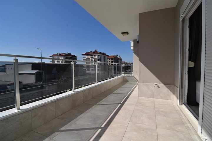 شقق ضمن مجمع سكني حديث في منطقة كاستل الراقية