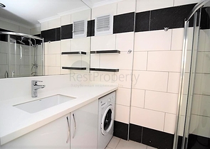 شقق ضمن مجمع سكني حديث في منطقة كاستل الراقية